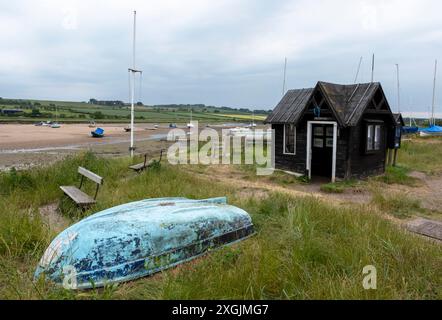 Die Old Ferry Hut am Ufer des Flusses ALN in Alnmouth, Northumberland, England, Großbritannien. Stockfoto