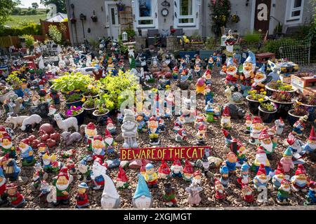 Garden Gnomes für wohltätige Zwecke, Town Yetholm, Scottish Borders, Großbritannien Stockfoto