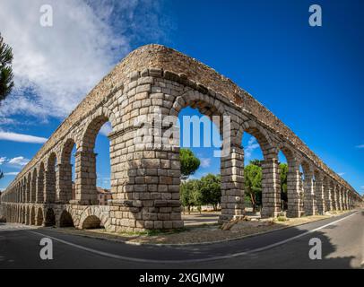 Abschnitt des römischen Aquädukts von Segovia, Spanien, in dem die Höhenabnahme der Quaselbögen zu sehen ist Stockfoto