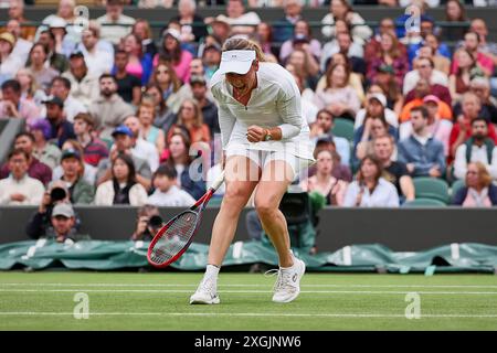 London, England, Großbritannien. Juli 2024. DONNA VEKIC (CRO) feiert den Sieg während der Meisterschaft Wimbledon. Vekic gewann 5-7 6-4 mit 6:1. (Kreditbild: © Mathias Schulz/ZUMA Press Wire) NUR REDAKTIONELLE VERWENDUNG! Nicht für kommerzielle ZWECKE! Stockfoto