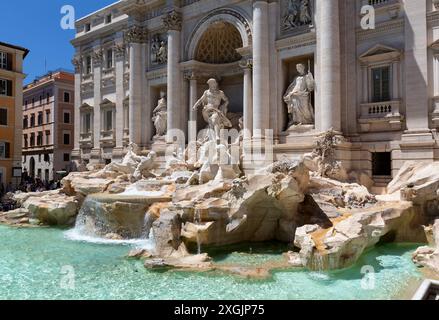 Blick auf den Trevi-Brunnen von Rom (Fontana di Trevi) in Rom, Italien. Trevi ist der berühmteste Brunnen Roms. Architektur und Wahrzeichen von Rom. Stockfoto