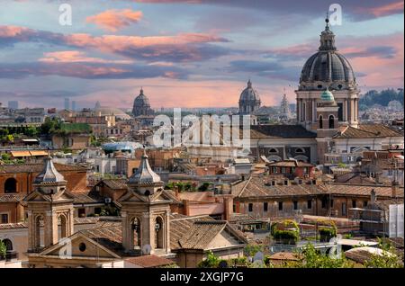 Panoramablick auf Rom, Italien, Europa. Roma ist die Hauptstadt Italiens. Stadtbild von Rom im Sommer. Blick auf die Dächer von Rom mit antiker Architektur Stockfoto