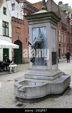 Der Pferdebrunnen in Brügge, Belgien, gehört zum Weltkulturerbe. Stockfoto