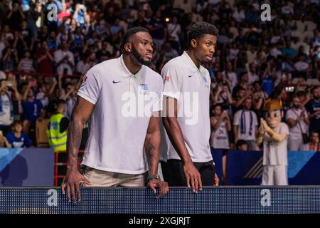 Piräus, Griechenland. Juli 2024. Kostas und Thanasis Antetokounmpo aus Griechenland sehen sich das Finale des Olympischen Qualifikationsturniers zwischen Griechenland und Kroatien im Stadion Frieden und Freundschaft an. Endergebnis: Griechenland 80-69 Kroatien. (Foto: Nicholas Müller/SOPA Images/SIPA USA) Credit: SIPA USA/Alamy Live News Stockfoto