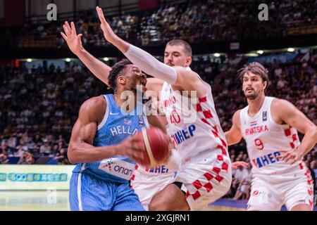 Piräus, Griechenland. Juli 2024. Giannis Antetokounmpo (L) aus Griechenland und Ivica Zubac (R) aus Kroatien im Finale des Olympischen Qualifikationsturniers zwischen Griechenland und Kroatien im Stadion für Frieden und Freundschaft. Endergebnis: Griechenland 80-69 Kroatien. (Foto: Nicholas Müller/SOPA Images/SIPA USA) Credit: SIPA USA/Alamy Live News Stockfoto