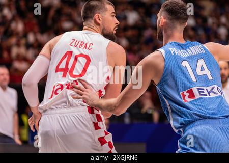 Piräus, Griechenland. Juli 2024. Ivica Zubac (L) aus Kroatien und Georgios Papagiannis (R) aus Griechenland im Rahmen des Endspiels des Olympischen Qualifikationsturniers zwischen Griechenland und Kroatien im Stadion für Frieden und Freundschaft. Endergebnis: Griechenland 80-69 Kroatien. (Foto: Nicholas Müller/SOPA Images/SIPA USA) Credit: SIPA USA/Alamy Live News Stockfoto