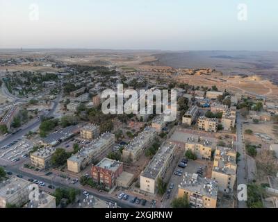 Blick von oben auf die Stadt Mizpe Ramon und Makhtesh Ramon Krater - Israel Stockfoto