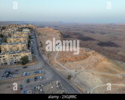 Blick von oben auf die Stadt Mizpe Ramon und Makhtesh Ramon Krater - Israel Stockfoto