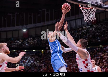 Piräus, Griechenland. Juli 2024. Giannis Antetokounmpo (L) aus Griechenland und Ivica Zubac (R) aus Kroatien im Finale des Olympischen Qualifikationsturniers zwischen Griechenland und Kroatien im Stadion für Frieden und Freundschaft. Endergebnis: Griechenland 80-69 Kroatien. (Foto: Nicholas Müller/SOPA Images/SIPA USA) Credit: SIPA USA/Alamy Live News Stockfoto