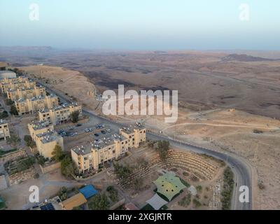 Blick von oben auf die Stadt Mizpe Ramon und Makhtesh Ramon Krater - Israel Stockfoto