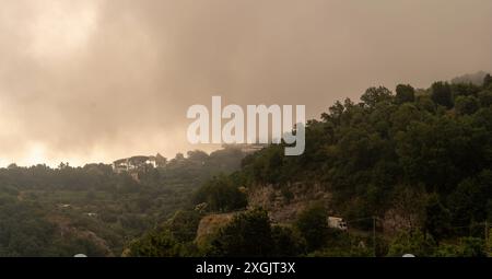 Misty Hills of Sorrent - Eine fesselnde Szene der üppigen, nebelbedeckten Hügel in Sorrent, Kampanien, Italien. Stockfoto