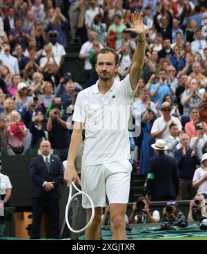 London, Großbritannien. Juli 2024. Daniil Medwedev feiert den Sieg im Viertelfinale der Männer gegen den Italiener Jannik Sinner bei den Wimbledon Championships 2024 in London am Dienstag, den 09. Juli 2024. Foto: Hugo Philpott/UPI Credit: UPI/Alamy Live News Stockfoto