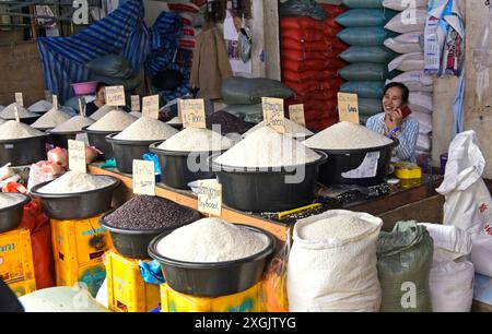 Verkaufsstand für verschiedene Sorten Reis auf dem lokalen Markt, Luang Prabang, Laos *** Marktstand, der verschiedene Reissorten bei der örtlichen Ma verkauft Stockfoto