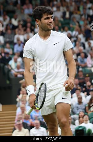 London, Großbritannien. Juli 2024. Der Spanier Carlos Alcaraz lächelt in seinem Viertelfinalspiel gegen Tommy Paul der USA bei den Wimbledon Championships 2024 in London am Dienstag, den 09. Juli 2024. Foto: Hugo Philpott/UPI Credit: UPI/Alamy Live News Stockfoto