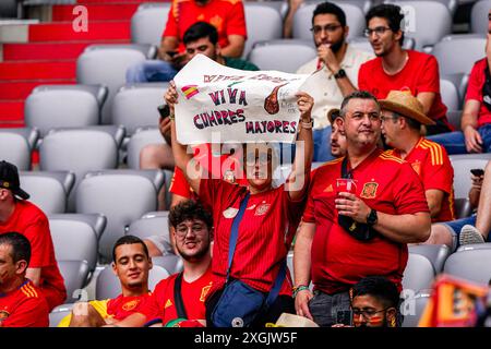 München, Niederlande. Juli 2024. MÜNCHEN, NIEDERLANDE - 9. JULI: Fans und Fans Spaniens bejubeln das Halbfinalspiel der UEFA EURO 2024 zwischen Spanien und Frankreich am 9. Juli 2024 in München, Niederlande. (Foto von Andre Weening/Orange Pictures) Credit: Orange Pics BV/Alamy Live News Stockfoto