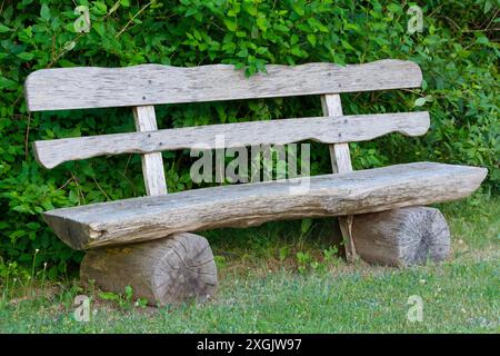 Rustikale Parkbank lädt zum Ausruhen ein. Stockfoto