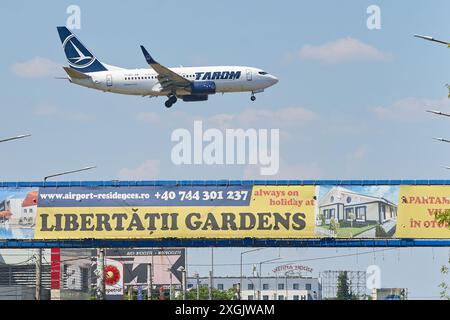 Otopeni, Rumänien. 9. Juli 2024: Tarom-Flug Frankfurt nach Bukarest landet am Flughafen Bukarest Henri Coanda International Airport (AIHCB) über die Nationalstraße Nr. 1 in Otopeni, 16,5 km nördlich von Bukarest. Die rumänische staatliche Fluggesellschaft Tarom hat die Flüge wieder aufgenommen, nachdem gestern 52 Flüge gestrichen wurden und mehr als 2000 Passagiere betroffen waren, nachdem die Piloten beschlossen hatten, sich für fluguntauglich zu erklären. Der nicht angemeldete Streik endete, nachdem das Management der Fluggesellschaft zugestimmt hatte, die Löhne der Piloten zu erhöhen. Quelle: Lucian Alecu/Alamy Live News Stockfoto