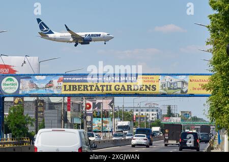 Otopeni, Rumänien. 9. Juli 2024: Tarom-Flug Frankfurt nach Bukarest landet am Flughafen Bukarest Henri Coanda International Airport (AIHCB) über die Nationalstraße Nr. 1 in Otopeni, 16,5 km nördlich von Bukarest. Die rumänische staatliche Fluggesellschaft Tarom hat die Flüge wieder aufgenommen, nachdem gestern 52 Flüge gestrichen wurden und mehr als 2000 Passagiere betroffen waren, nachdem die Piloten beschlossen hatten, sich für fluguntauglich zu erklären. Der nicht angemeldete Streik endete, nachdem das Management der Fluggesellschaft zugestimmt hatte, die Löhne der Piloten zu erhöhen. Quelle: Lucian Alecu/Alamy Live News Stockfoto