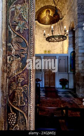 Die Kirche von Panagia Kapnikarea oder nur Kapnikarea ist eine griechisch-orthodoxe Kirche und eine der ältesten Kirchen in Athen. Es wird geschätzt, dass die Kirche irgendwann im 11. Jahrhundert erbaut wurde, vielleicht um 1050. Wie es bei den frühchristlichen Kirchen üblich war, wurde es über einem antiken griechischen Tempel errichtet, der der Anbetung einer Göttin gewidmet ist, möglicherweise Athena oder Demeter. Griechenland. Stockfoto
