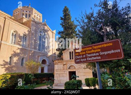 Die Kirche von Panagia Kapnikarea oder nur Kapnikarea ist eine griechisch-orthodoxe Kirche und eine der ältesten Kirchen in Athen. Es wird geschätzt, dass die Kirche irgendwann im 11. Jahrhundert erbaut wurde, vielleicht um 1050. Wie es bei den frühchristlichen Kirchen üblich war, wurde es über einem antiken griechischen Tempel errichtet, der der Anbetung einer Göttin gewidmet ist, möglicherweise Athena oder Demeter. Griechenland. Stockfoto