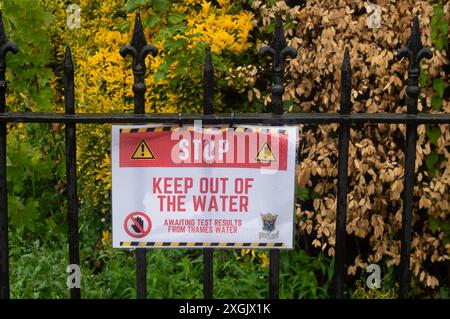 Chalfont St Peter, Großbritannien. Juli 2024. Neben dem Fluss Misbourne in Chalfont St Peter, Buckinghamshire, wurden Schilder angebracht, die die Menschen raten, sich vom Wasser fernzuhalten. Seit Januar dieses Jahres leitet die Themse über 3.500 Stunden Abwasser aus den Amersham Balacing Tanks in den River Misbourne. Der Misbourne ist ein wertvoller Kreidefluss, der durch Chalfont St Giles und Chalfont St Peter verläuft. Der Abwasserüberlauf wurde auch in der ersten Jahreshälfte von der Themse in Chalfont St Peter nach Überschwemmungen und einem Anstieg des Grundwassers in den Misbourne gepumpt Stockfoto