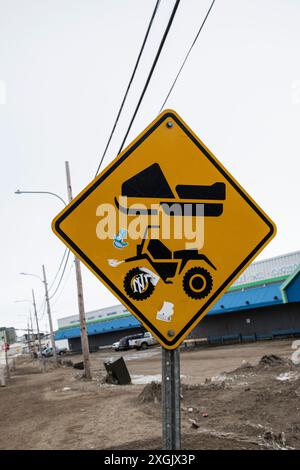 Schneemobil- und ATV-Schild markiert den Weg beim Kaufhaus North Mart in Iqaluit, Nunavut, Kanada Stockfoto