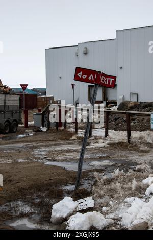 Zweisprachiges Ausstiegsschild auf Englisch und Inuktitut in Iqaluit, Nunavut, Kanada Stockfoto