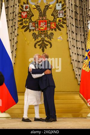 Moskau, Russland. Juli 2024. Der indische Premierminister Narendra Modi, links, umarmt den russischen Präsidenten Wladimir Putin, rechts, nachdem ihm der Orden des Heiligen Andreas verliehen wurde, die höchste zivile Ehre während einer Zeremonie im Großen Kreml-Palast am 9. Juli 2024 in der russischen Oblast Moskau. Quelle: PIB/Press Information Bureau/Alamy Live News Stockfoto