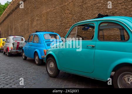 Fiat 500, in der Via dei Corridori, neben dem Passetto di Borgo, am Vatikan, Rom, Italien Stockfoto