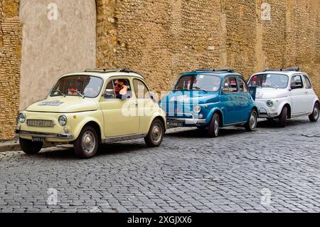 Fiat 500, in der Via dei Corridori, neben dem Passetto di Borgo, am Vatikan, Rom, Italien Stockfoto