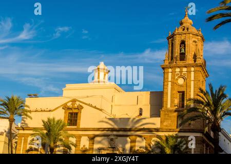 Die Iglesia de Santiago Apostol (Kirche des heiligen Jakobus des Apostels), Altstadt, cadiz, spanien. Stockfoto