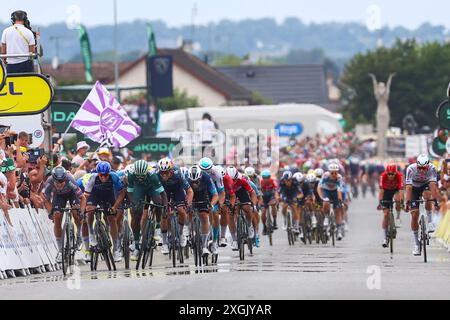 Tour de France 2024 - 111. Auflage - 10. Etappe Orleans - Saint Amand Montrond 187,3 km - 09/07/2024 - Jasper Philipsen (BEL - Alpecin - Deceuninck) - Pascal Ackermann (GER - Israel - Premier Tech) - Biniam Girmay (ERI - Intermarché - Wanty) - Wout Van Aert (BEL - Team Visma - Lease a Bike) - Mathieu Van der Poel (NED - Alpecin - Deceuninck) - Foto Luca BettiniLuca Bettini/Pool/GodingImages. Stockfoto