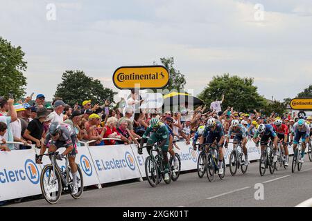 Tour de France 2024 - 111 Ausgabe - 10 Etappe Orleans - Saint Amand Montrond 187,3 km - 09/07/2024 - Jasper Philipsen (BEL - Alpecin - Deceuninck) - Biniam Girmay (ERI - Intermarché - Wanty) - Wout Van Aert (BEL - Team Visma - Lease a Bike) - John Degenkolb (GER - Team dsm-firmenich PostNL) - Sam Bennett (IRL - Decathlon AG2R La Mondiale Team) - Phil Bauhaus (GER - Bahrain - siegreich) - Foto Kei Tsuji/Pool/GodingImages Stockfoto