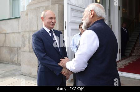 Moskau, Russland. Juli 2024. Der russische Präsident Wladimir Putin verabschiedet sich vom indischen Premierminister Narendra Modi, der am 9. Juli 2024 aus dem Kreml in der russischen Oblast Moskau ausscheidet. Quelle: Gavriil Grigorov/Kreml Pool/Alamy Live News Stockfoto