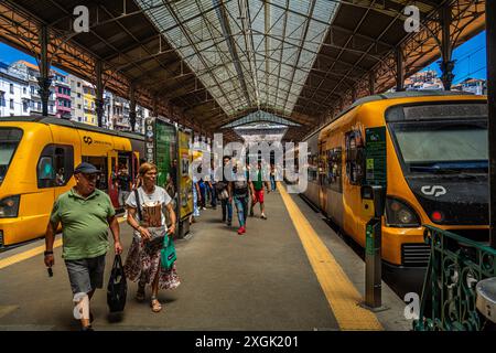 Die Schönheiten der portugiesischen Stadt Porto: Das Viertel Ribeira, der Torre dei Chierici, der Bahnhof Sao Bento und andere monumentale Gebäude Stockfoto