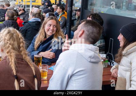 Fußballfans verfolgen anlässlich der Fußball-Europameisterschaft UEFA EURO 2024 das Halblfinalspiel Spanien gegen Frankreich auf einer Leinwand auf dem Platz Hlemmur in Rsykajvik. / Fußballfans sehen das Halbfinalspiel zwischen Spanien und Frankreich auf einem Bildschirm auf dem Hlemmur-Platz in Rsykajvik während der UEFA EURO 2024 Fußball-Europameisterschaft. UEFA Fußball-Europameisterschaft - Fußballfans *** Fußballfans sehen das Halbfinalspiel zwischen Spanien und Frankreich auf einem Bildschirm auf dem Hlemmur-Platz in Rsykajvik während der UEFA EURO 2024 Fußball-Europameisterschaft der UEFA so Stockfoto