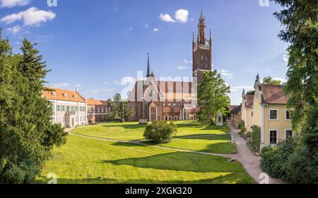 Die Kirche St. Petri in Wörlitz, Sachsen-Anhalt, die Anfang des 13. Jahrhunderts als romanische Kirche erbaut und später in Neo saniert wurde Stockfoto