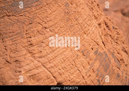 Eine Felswand mit vielen Rissen und Spalten. Die Mauer scheint alt und verwittert zu sein, mit viel Schmutz und Schutt. Die Szene ist eine von Ruggedne Stockfoto