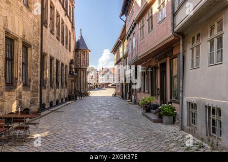 Gasse führt zum Marktplatz in der Altstadt von Quedlinburg, Sacony-Anhalt, Deutschland. Nach links sehen Sie das alte Rathaus Stockfoto