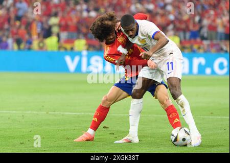 Marc Cucurella (24 Spanien) und Ousmane Dembele (11 Frankreich) während des Halbfinalspiels der UEFA EURO 2024 zwischen Spanien und Frankreich in der Arena München. (Sven Beyrich/SPP) Credit: SPP Sport Press Photo. /Alamy Live News Stockfoto