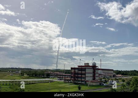 Kourou, Frankreich. Juli 2024. Die neue europäische Trägerrakete Ariane 6 startet zum ersten Mal auf dem europäischen Weltraumbahnhof in Kourou, Französisch-Guayana. Die Rakete startete gegen 21 Uhr (MESZ) vom europäischen Weltraumbahnhof Kourou in Französisch-Guayana. Quelle: Rachel Boßmeyer/dpa/Alamy Live News Stockfoto