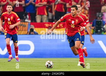 München, Niederlande. Juli 2024. MÜNCHEN, NIEDERLANDE - 9. JULI: Rodri von Spanien läuft mit dem Ball während des Halbfinalspiels der UEFA EURO 2024 zwischen Spanien und Frankreich am 9. Juli 2024 in München. (Foto von Andre Weening/Orange Pictures) Credit: Orange Pics BV/Alamy Live News Stockfoto