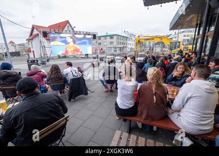 Fußballfans verfolgen anlässlich der Fußball-Europameisterschaft UEFA EURO 2024 das Halblfinalspiel Spanien gegen Frankreich auf einer Leinwand auf dem Platz Hlemmur in Rsykajvik. / Fußballfans sehen das Halbfinalspiel zwischen Spanien und Frankreich auf einem Bildschirm auf dem Hlemmur-Platz in Rsykajvik während der UEFA EURO 2024 Fußball-Europameisterschaft. UEFA Fußball-Europameisterschaft - Fußballfans *** Fußballfans sehen das Halbfinalspiel zwischen Spanien und Frankreich auf einem Bildschirm auf dem Hlemmur-Platz in Rsykajvik während der UEFA EURO 2024 Fußball-Europameisterschaft der UEFA so Stockfoto