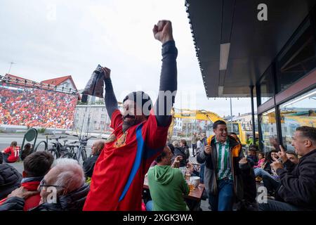 Fußballfans verfolgen anlässlich der Fußball-Europameisterschaft UEFA EURO 2024 das Halblfinalspiel Spanien gegen Frankreich auf einer Leinwand auf dem Platz Hlemmur in Rsykajvik. / Fußballfans sehen das Halbfinalspiel zwischen Spanien und Frankreich auf einem Bildschirm auf dem Hlemmur-Platz in Rsykajvik während der UEFA EURO 2024 Fußball-Europameisterschaft. UEFA Fußball-Europameisterschaft - Fußballfans *** Fußballfans sehen das Halbfinalspiel zwischen Spanien und Frankreich auf einem Bildschirm auf dem Hlemmur-Platz in Rsykajvik während der UEFA EURO 2024 Fußball-Europameisterschaft der UEFA so Stockfoto