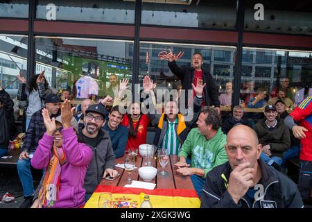 Fußballfans verfolgen anlässlich der Fußball-Europameisterschaft UEFA EURO 2024 das Halblfinalspiel Spanien gegen Frankreich auf einer Leinwand auf dem Platz Hlemmur in Rsykajvik. / Fußballfans sehen das Halbfinalspiel zwischen Spanien und Frankreich auf einem Bildschirm auf dem Hlemmur-Platz in Rsykajvik während der UEFA EURO 2024 Fußball-Europameisterschaft. UEFA Fußball-Europameisterschaft - Fußballfans *** Fußballfans sehen das Halbfinalspiel zwischen Spanien und Frankreich auf einem Bildschirm auf dem Hlemmur-Platz in Rsykajvik während der UEFA EURO 2024 Fußball-Europameisterschaft der UEFA so Stockfoto