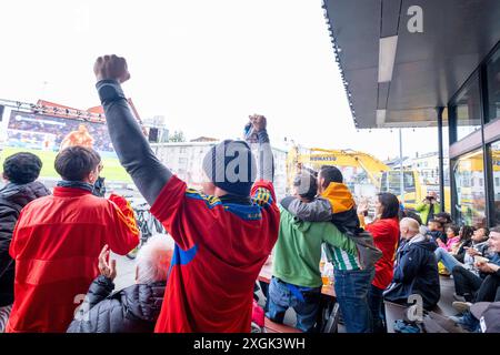 Fußballfans verfolgen anlässlich der Fußball-Europameisterschaft UEFA EURO 2024 das Halblfinalspiel Spanien gegen Frankreich auf einer Leinwand auf dem Platz Hlemmur in Rsykajvik. / Fußballfans sehen das Halbfinalspiel zwischen Spanien und Frankreich auf einem Bildschirm auf dem Hlemmur-Platz in Rsykajvik während der UEFA EURO 2024 Fußball-Europameisterschaft. UEFA Fußball-Europameisterschaft - Fußballfans *** Fußballfans sehen das Halbfinalspiel zwischen Spanien und Frankreich auf einem Bildschirm auf dem Hlemmur-Platz in Rsykajvik während der UEFA EURO 2024 Fußball-Europameisterschaft der UEFA so Stockfoto