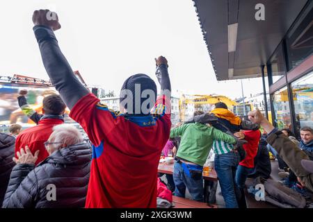 Fußballfans verfolgen anlässlich der Fußball-Europameisterschaft UEFA EURO 2024 das Halblfinalspiel Spanien gegen Frankreich auf einer Leinwand auf dem Platz Hlemmur in Rsykajvik. / Fußballfans sehen das Halbfinalspiel zwischen Spanien und Frankreich auf einem Bildschirm auf dem Hlemmur-Platz in Rsykajvik während der UEFA EURO 2024 Fußball-Europameisterschaft. UEFA Fußball-Europameisterschaft - Fußballfans *** Fußballfans sehen das Halbfinalspiel zwischen Spanien und Frankreich auf einem Bildschirm auf dem Hlemmur-Platz in Rsykajvik während der UEFA EURO 2024 Fußball-Europameisterschaft der UEFA so Stockfoto