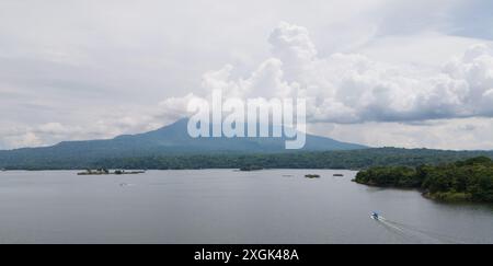 Mombacho volacno in der Nähe des Sees Drohnenansicht in Nicaragua Stockfoto