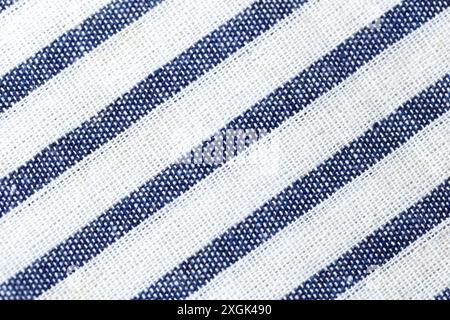 Textur eines blau-weiß gestreiften Stoffes. Die Streifen sind diagonal und der Hintergrund weiß Stockfoto