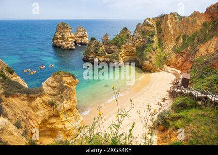 Landschaftsfotografie mit Blick auf Praia do Camilo und Kanus in der Nähe von Lagos, dem berühmten Strand an der Algarve, Portugal Stockfoto